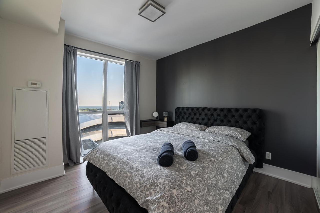 Designer Condo W/ Cn Tower View & Parking Toronto Esterno foto