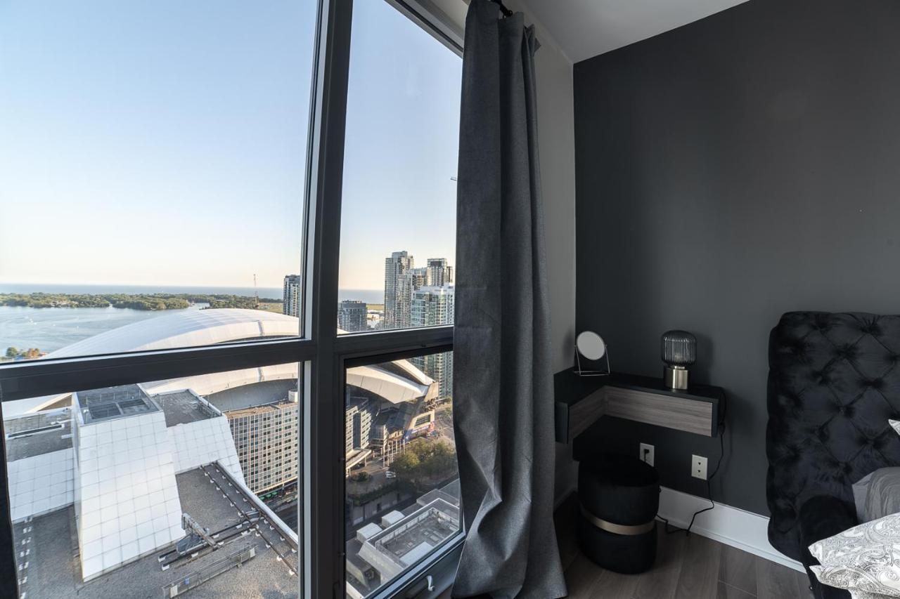Designer Condo W/ Cn Tower View & Parking Toronto Esterno foto