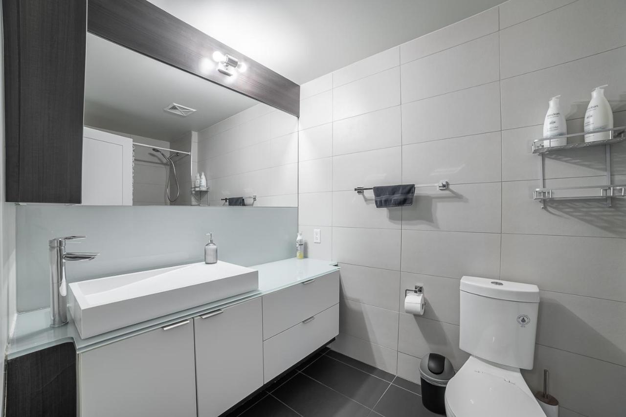 Designer Condo W/ Cn Tower View & Parking Toronto Esterno foto