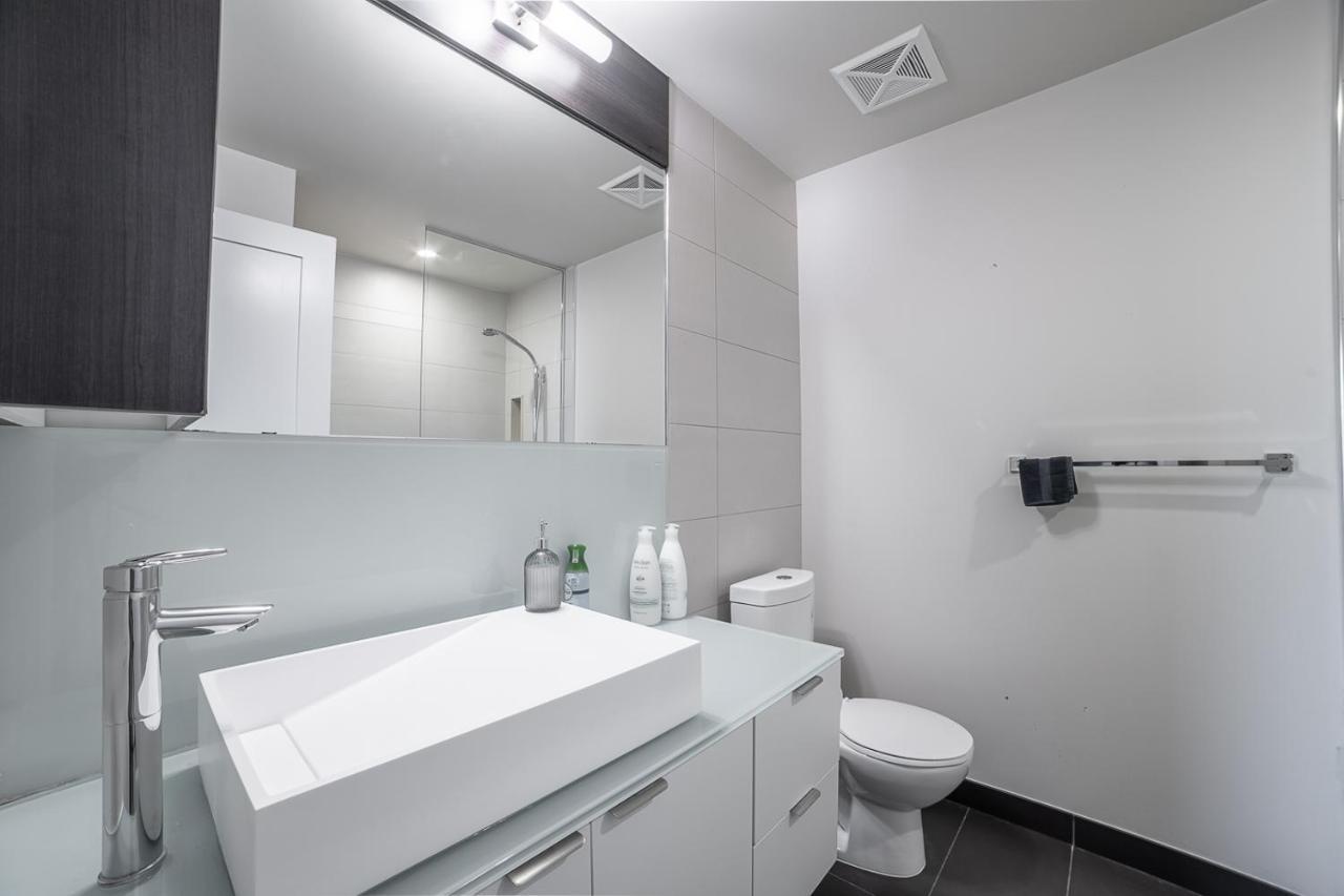 Designer Condo W/ Cn Tower View & Parking Toronto Esterno foto