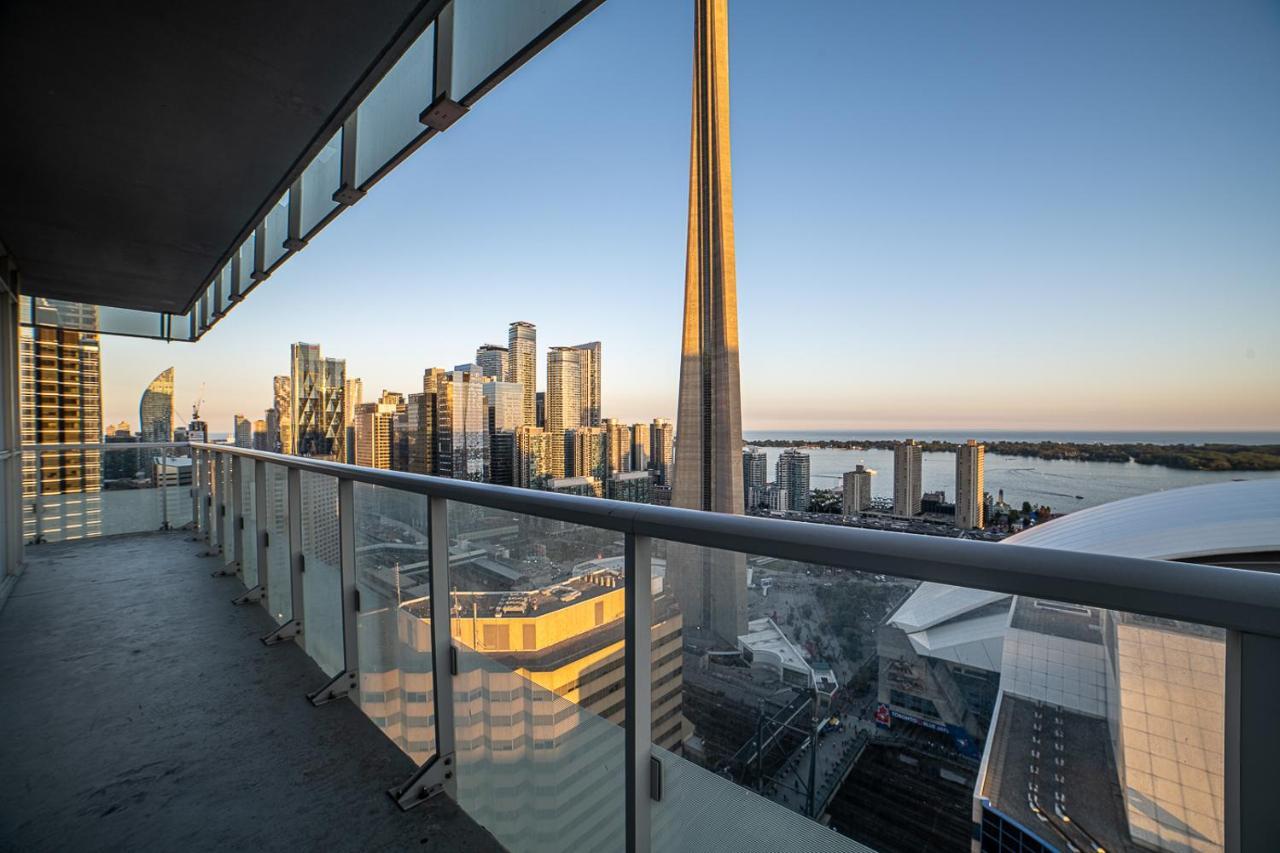 Designer Condo W/ Cn Tower View & Parking Toronto Esterno foto