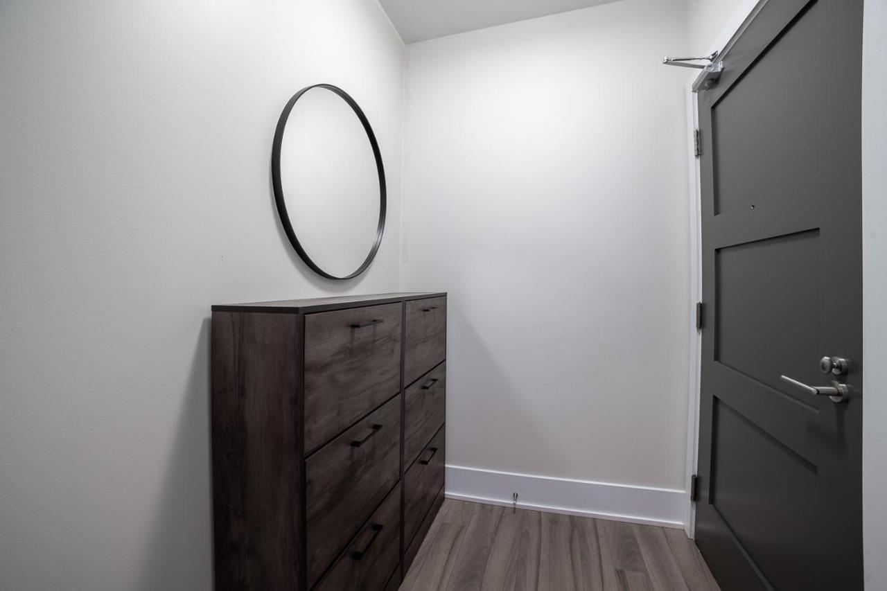 Designer Condo W/ Cn Tower View & Parking Toronto Esterno foto