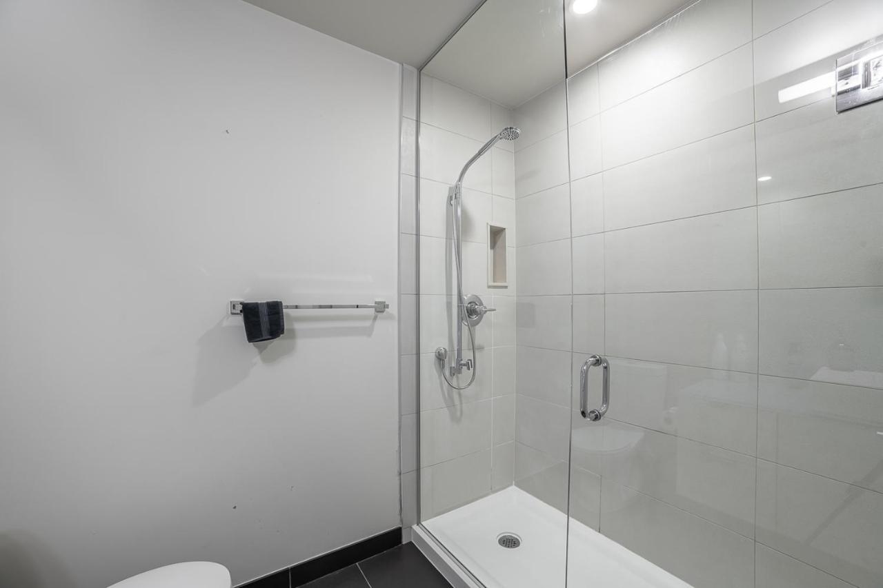 Designer Condo W/ Cn Tower View & Parking Toronto Esterno foto