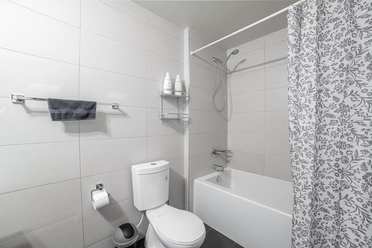 Designer Condo W/ Cn Tower View & Parking Toronto Esterno foto